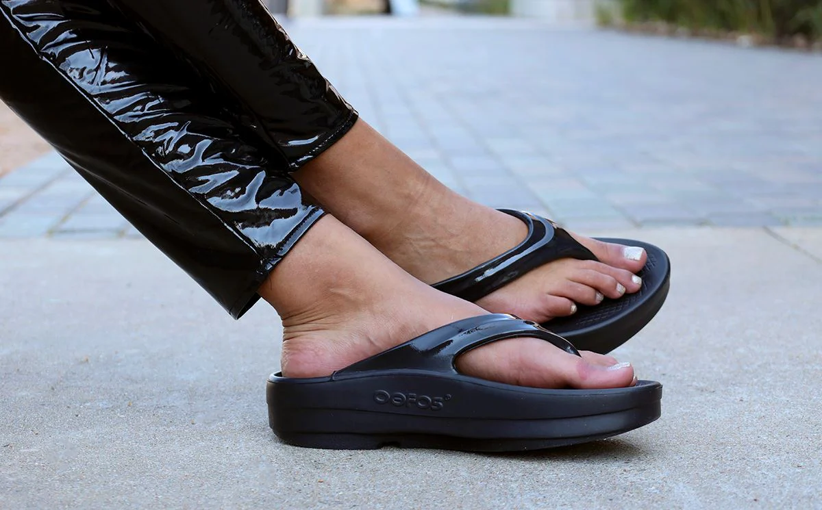 OOFOS Women's OOmega OOlala Thong Sandal - Black - Image 5
